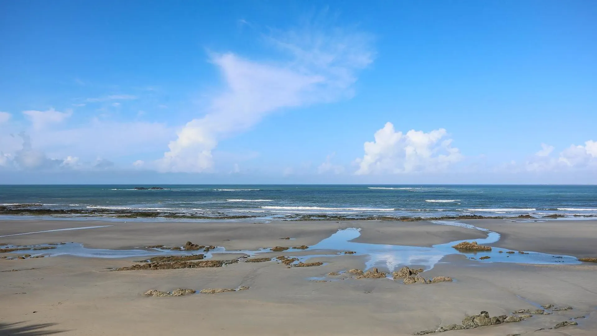 Entre Terre Et Mer Locquirec 0*,  France